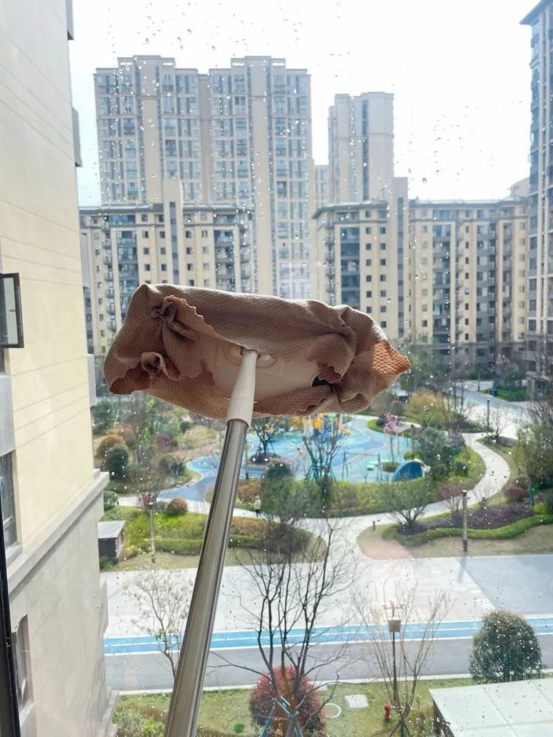 保洁大爷擦玻璃猝死,保洁阿姨擦玻璃摔死